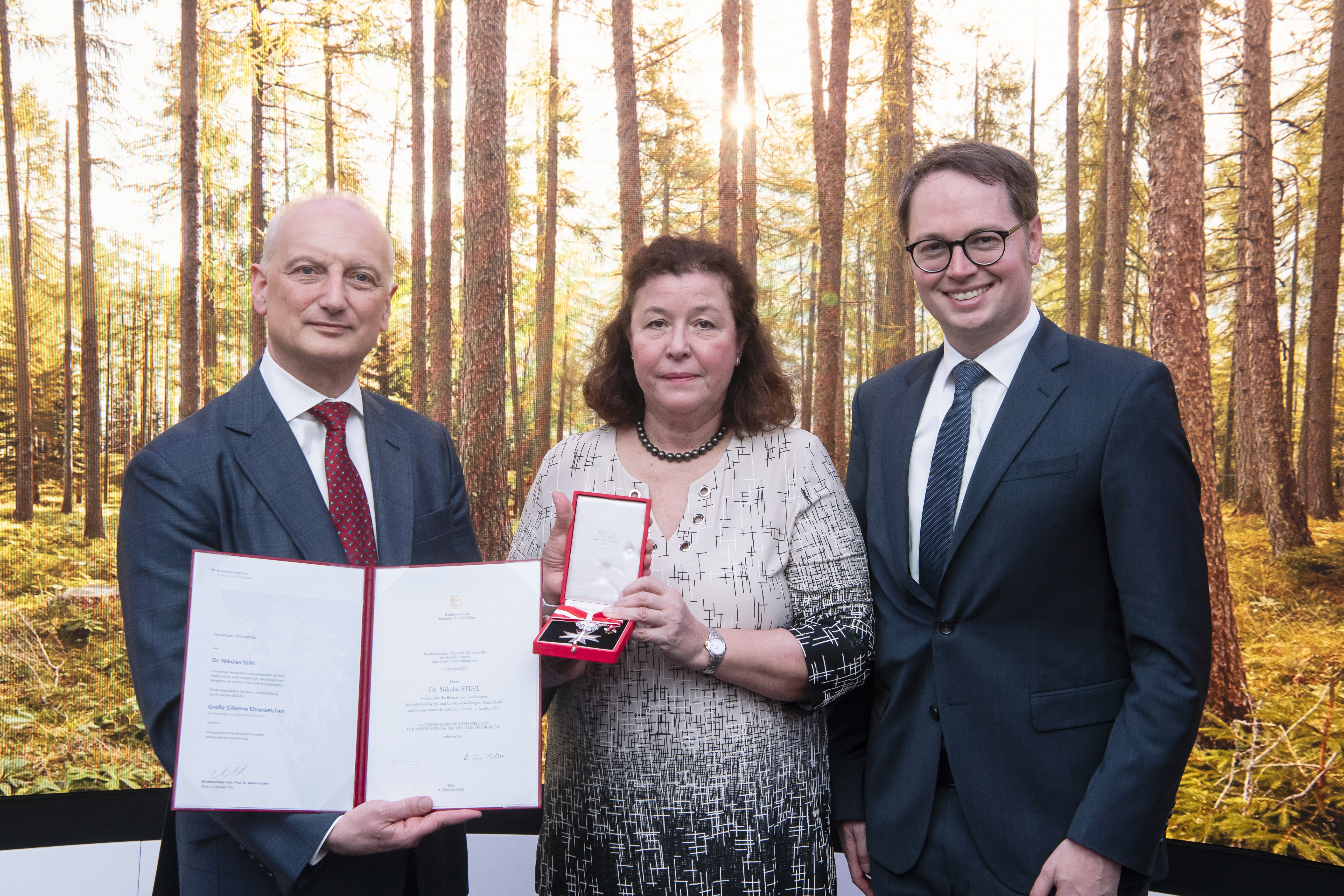 Dr. Eva Maria Ziegler übergibt das Ehrenzeichen an Dr. Nikolas Stihl im Beisein von Sebastian Wolf