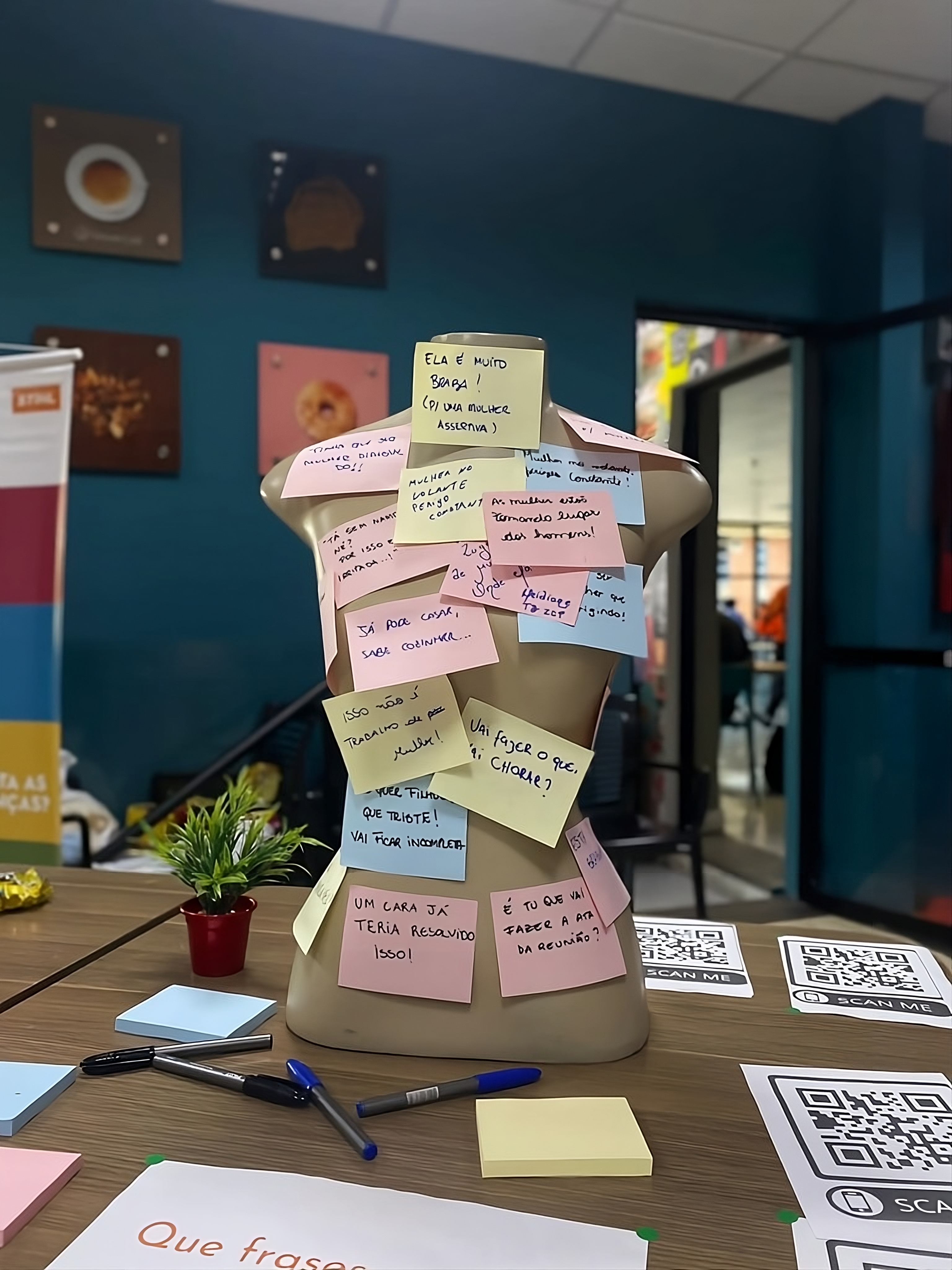 Mulheres na STIHL no Brasil podem anotar comentários inadequados em post-its.