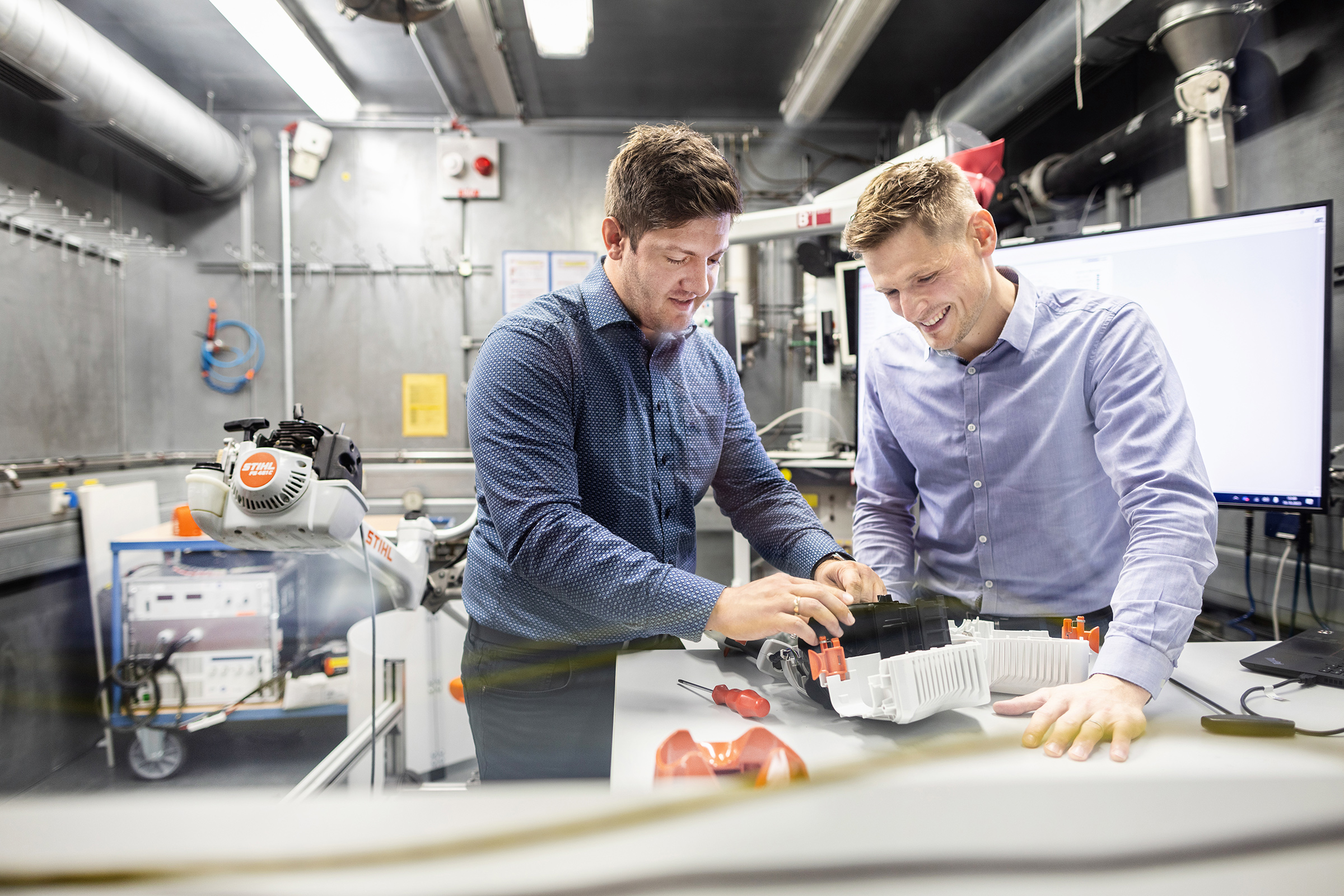 在魏布林根 D2 的测试舱内，两位开发人员对蓄电池和汽油产品进行全面彻底的测试。