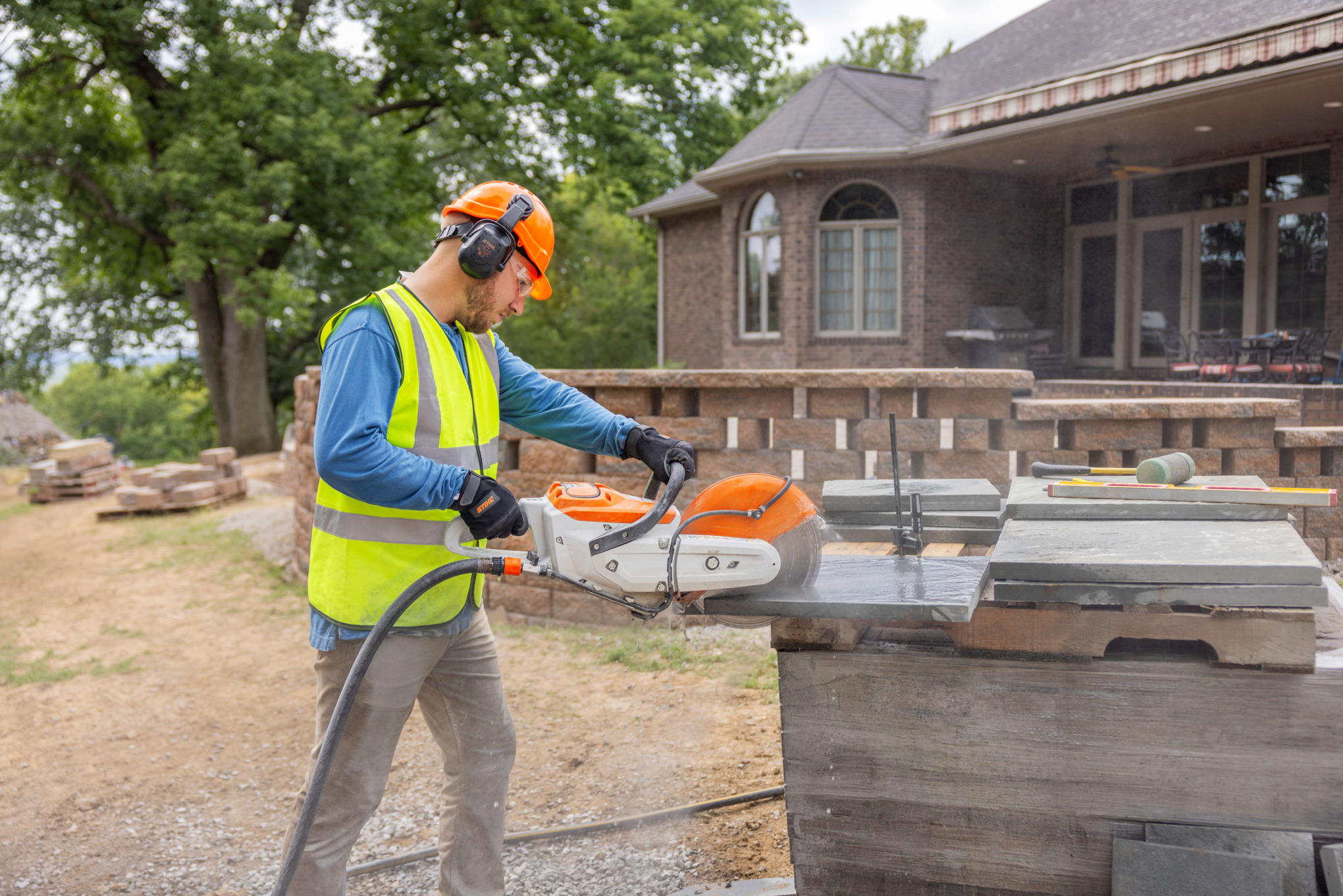 STIHL is continuously expanding its battery portfolio and presents the new STIHL TSA 300 battery cut-off machine, a powerful model for versatile applications.
