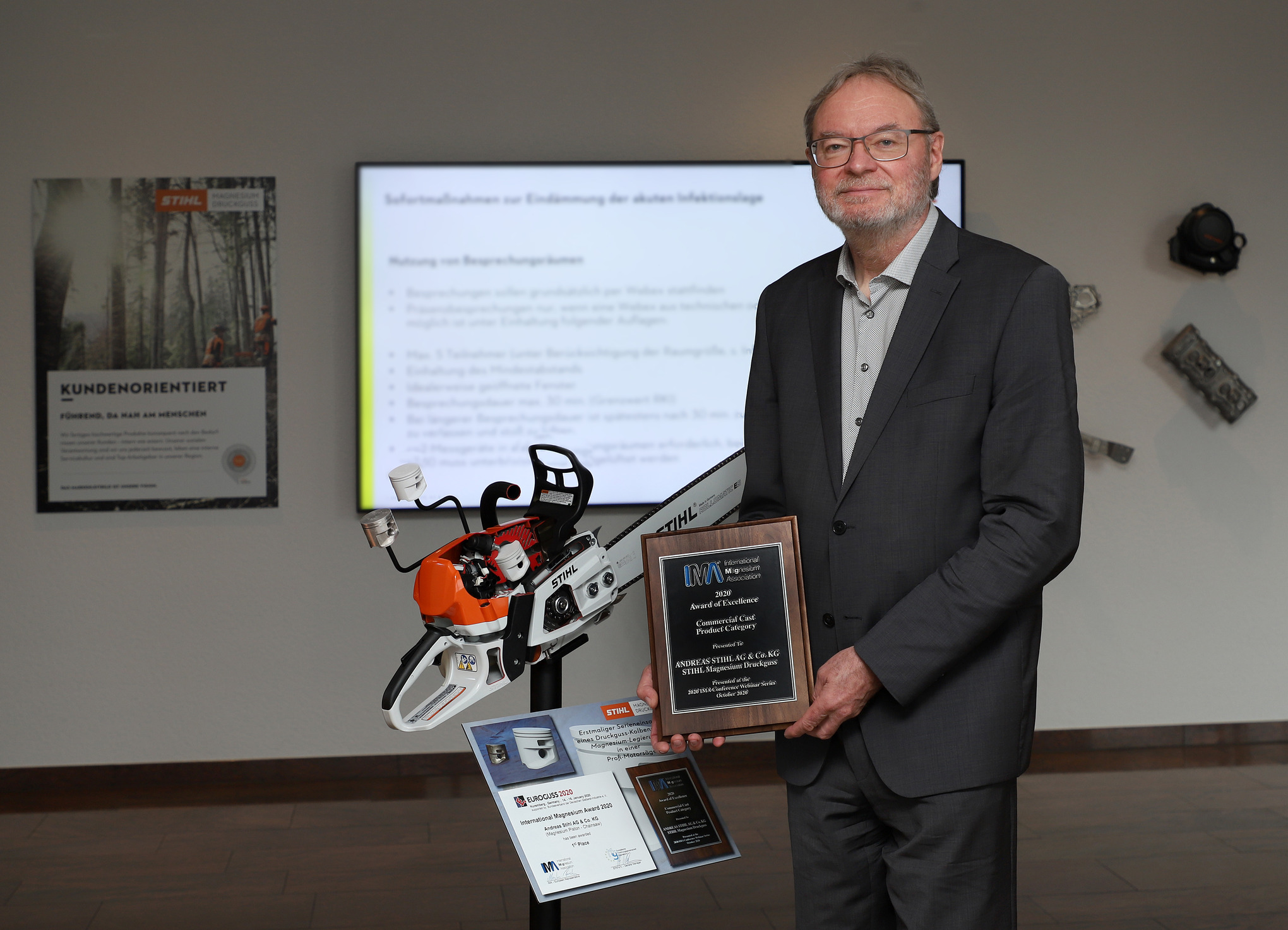 Hartmut Fischer, Managing Director of STIHL Magnesium Die Casting, is delighted to receive the Award of Excellence from the International Magnesium Association.